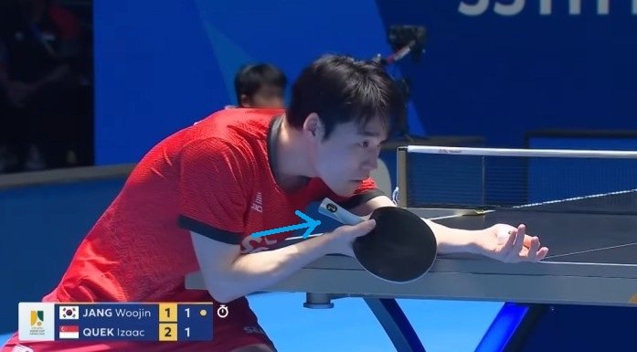 Jang Woojin using DHS Hurricane Long 5 against Izaac Quek