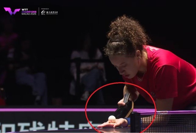 Hana Goda using Stiga Cybershape Carbon against Bernadette Szocs