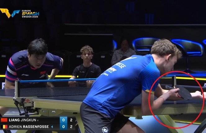 Adrien Rassenfosse equipment setup against Liang Jingkun