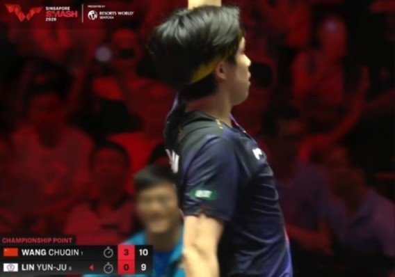 Wang Chuqin waving the crowd after winning the title against Lin Yu-Ju at the Singapore Smash 2026
